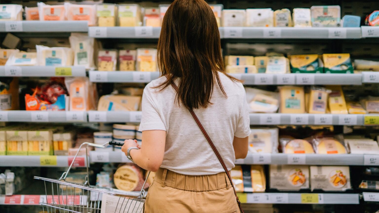 Grocery store expert exposes precise times for yellow sticker label offers at UK chains