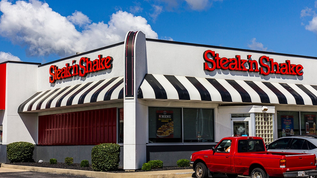 Steak n Shake location outside.