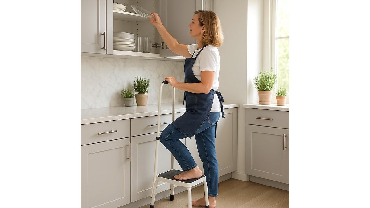 This step stool with a handle is designed for safe and stable use. 