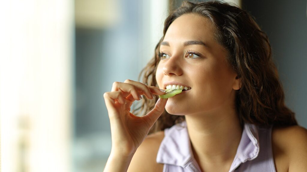 Kiwi might assist reduce an extremely typical digestion condition– here'&#x 27; s how