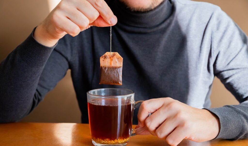 Hot tea or iced coffee? Research study states your option might impact state of mind and food digestion