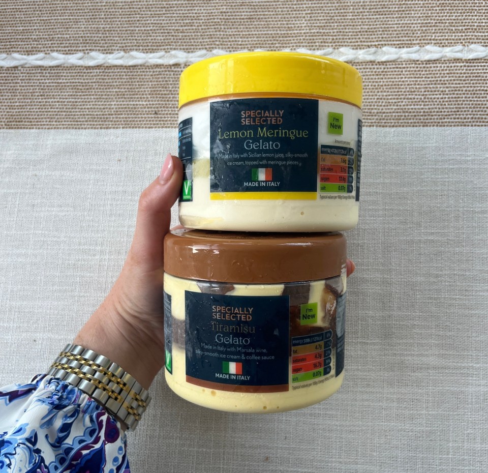 Hand holding tubs of lemon meringue and tiramisu gelato.