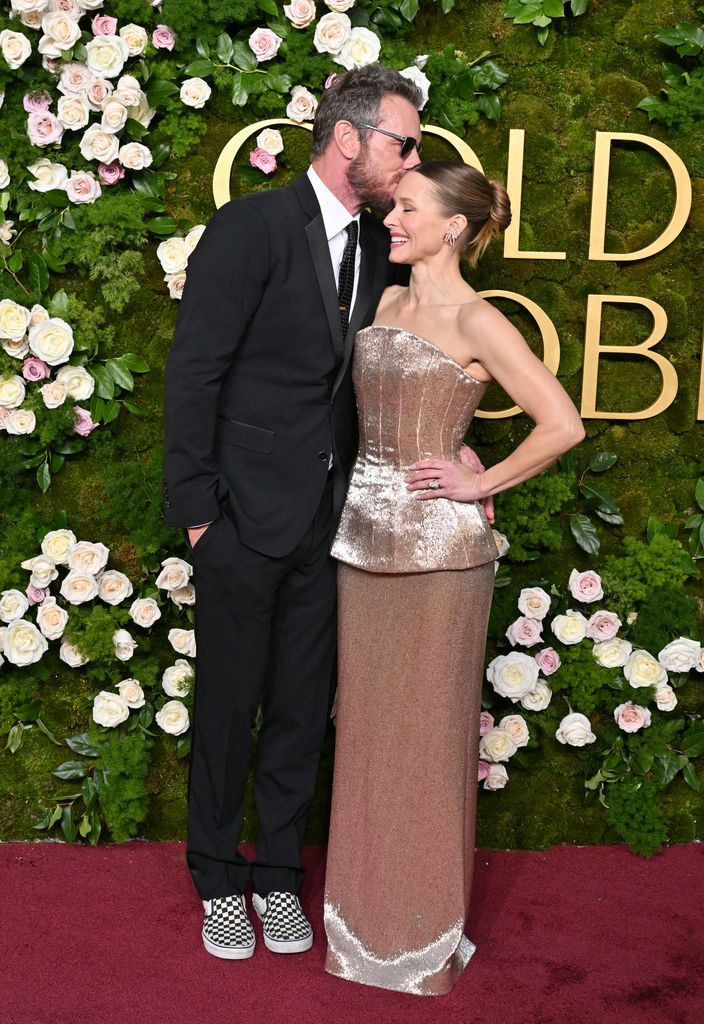 dax shepard kissing kristen bell on red carpet