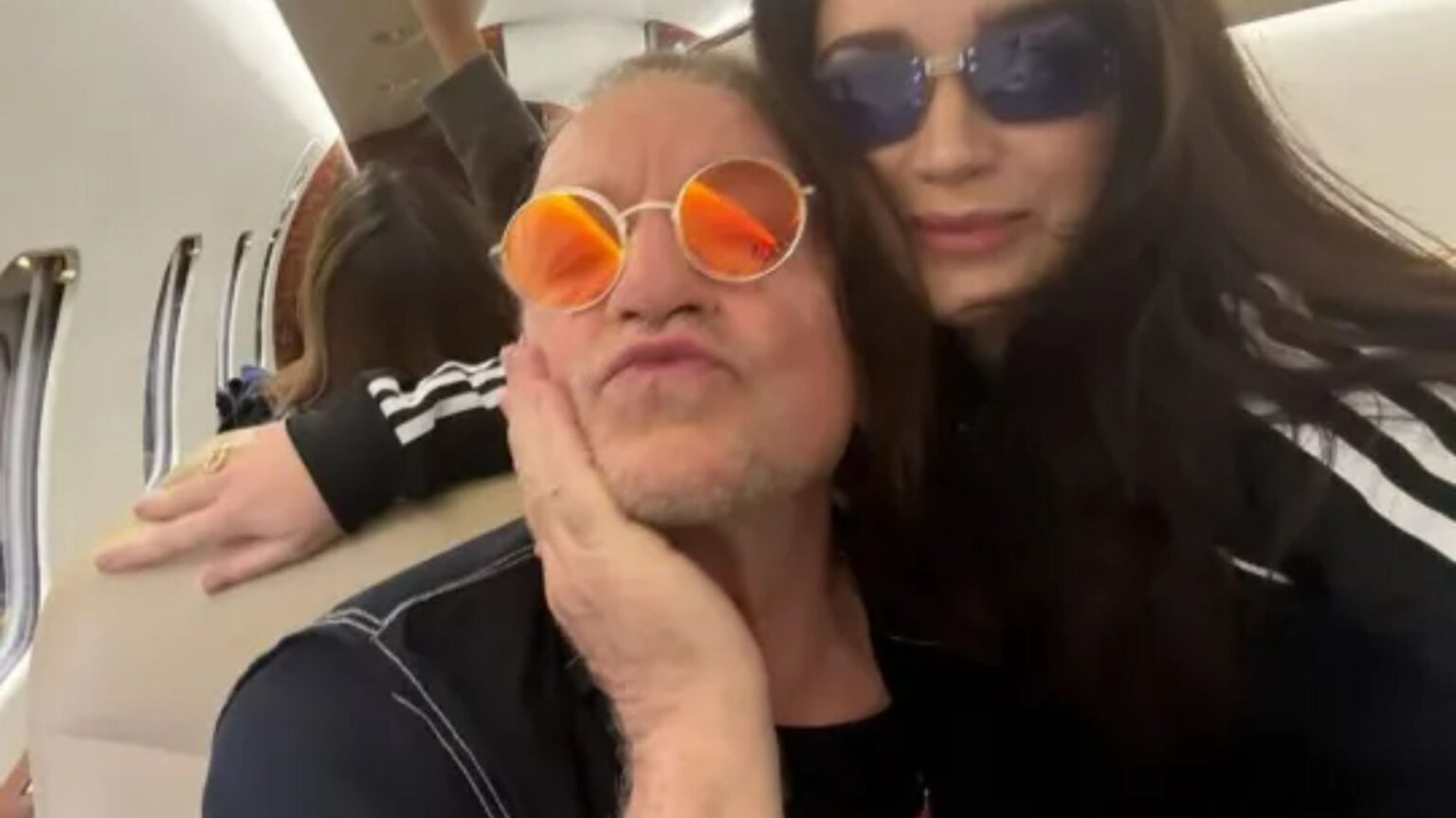 90’s rockstar looks unrecognisable in selfie with nepo child starlet 90’s rockstar looks unrecognisable in selfie with nepo child starlet