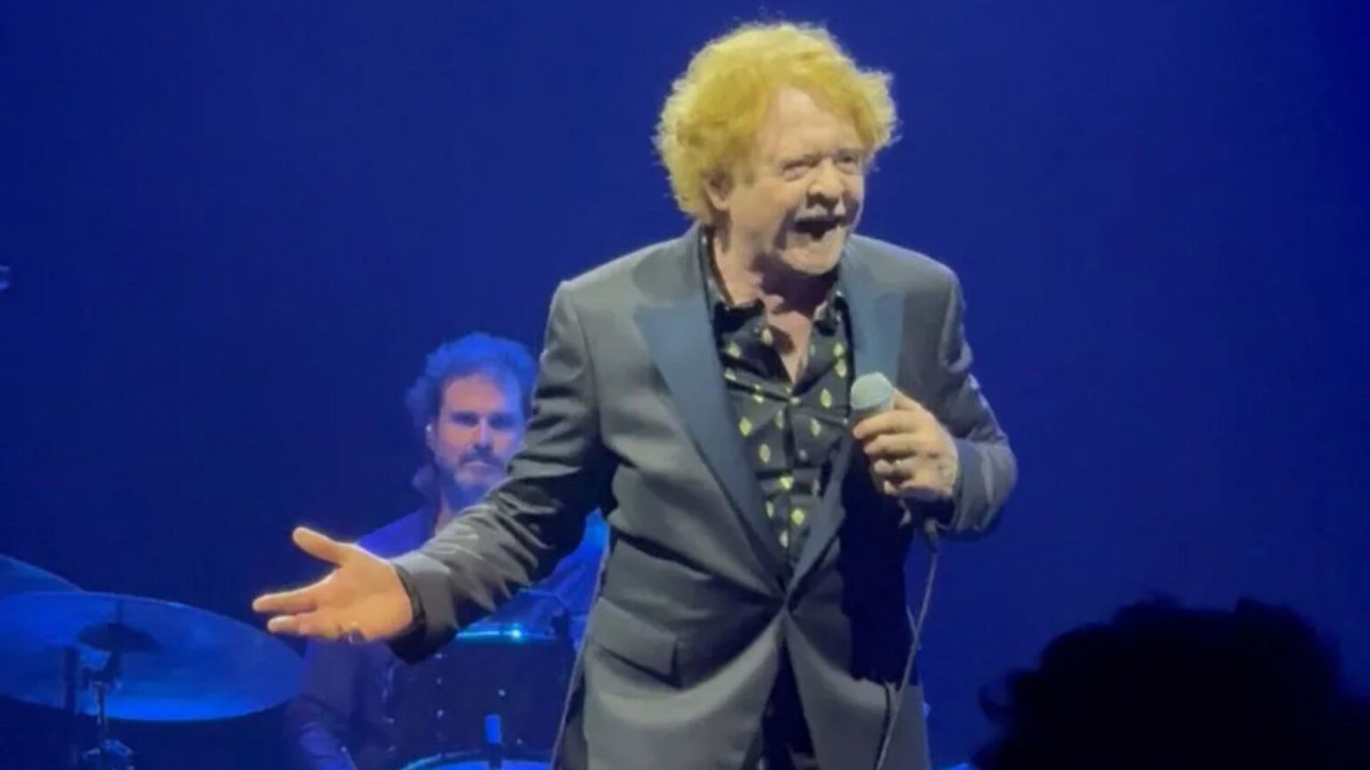 Shock minute Just Red’s Mick Hucknall stops program to scold fan Shock minute Just Red’s Mick Hucknall stops program to scold fan