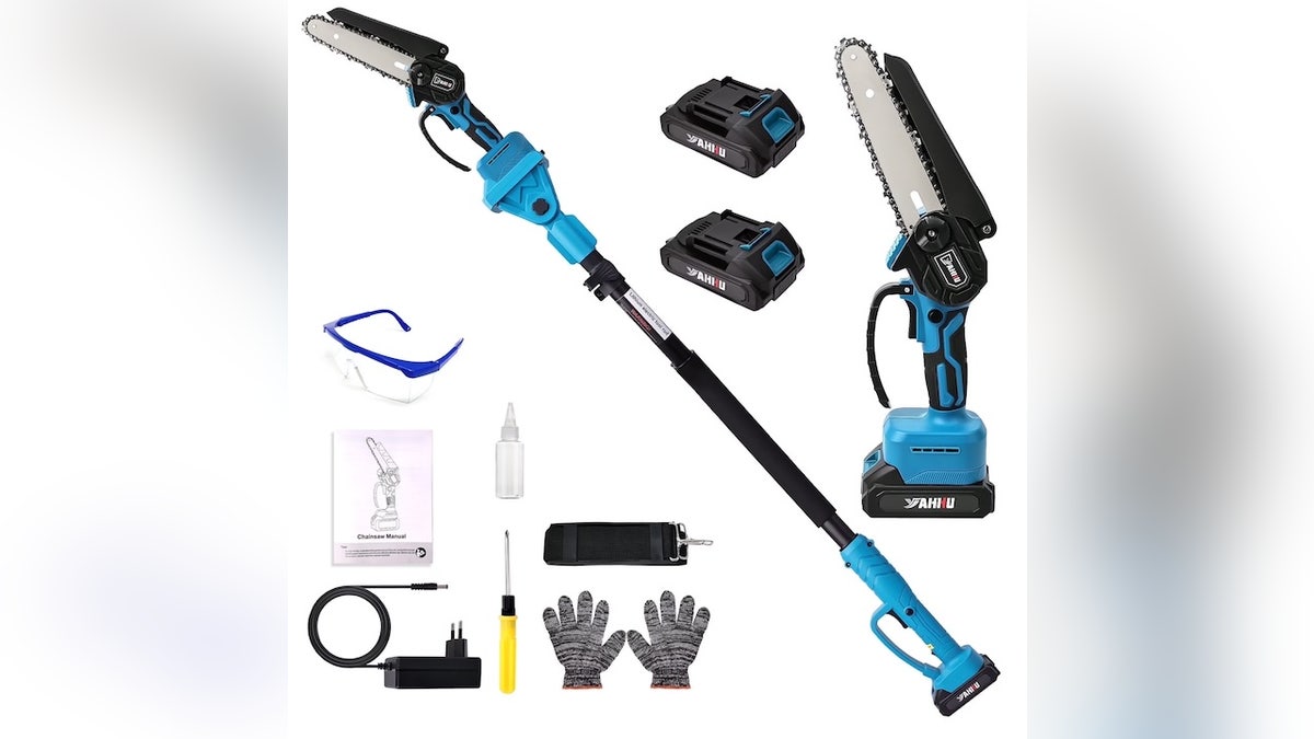 Use this mini chainsaw on its own or attach it to the telescoping pole. 