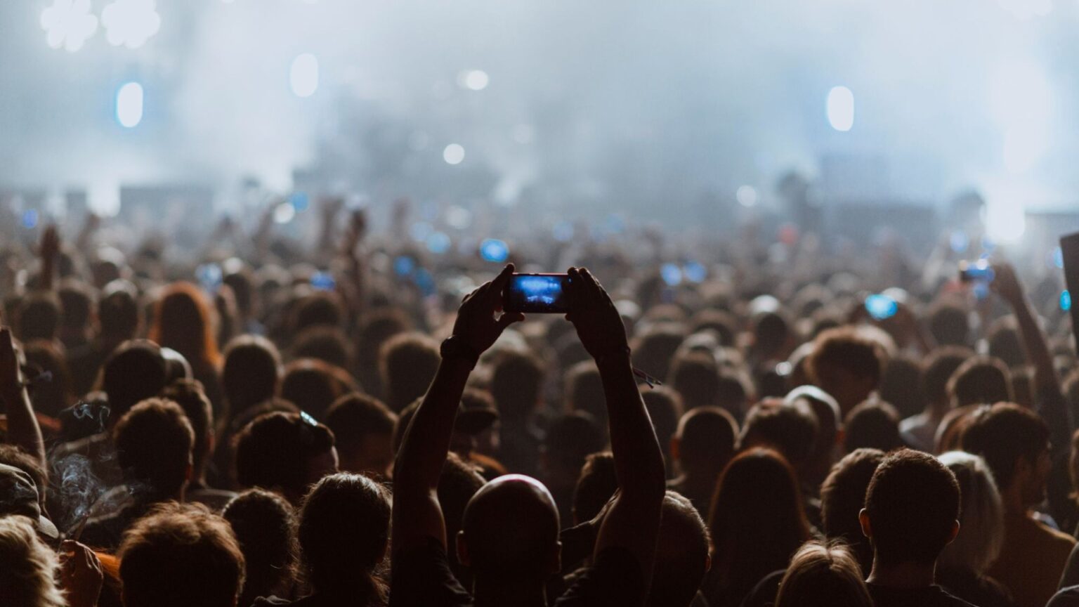 American vocalist required to cancel UK reveal at the last minute